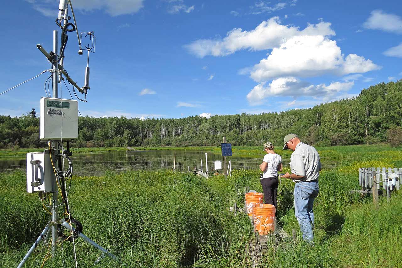 Biologists at a boreal research site. ©Ducks Unlimited Canada/Stuart Slattery